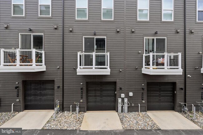 Building Photo - 153 Locke St