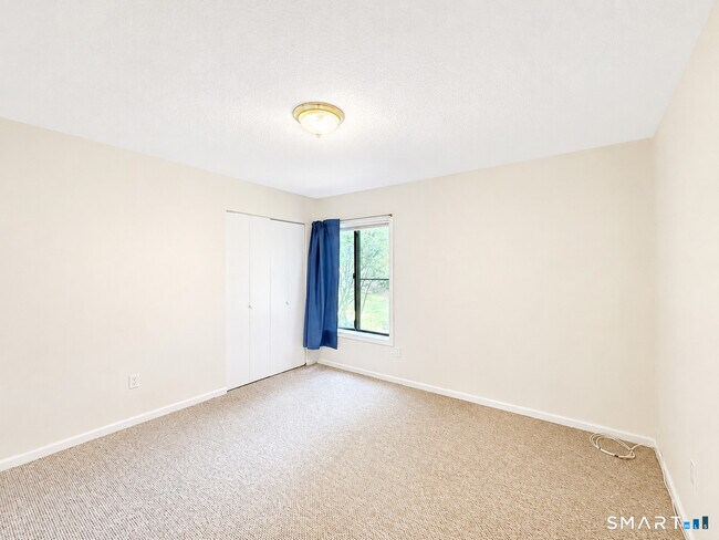 Building Photo - 10 Woodsedge Dr