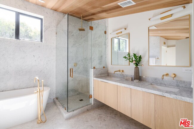 Building Photo - 611 Broadway St