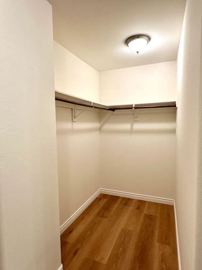 Building Photo - Spacious Family Oasis in the Heart of East...