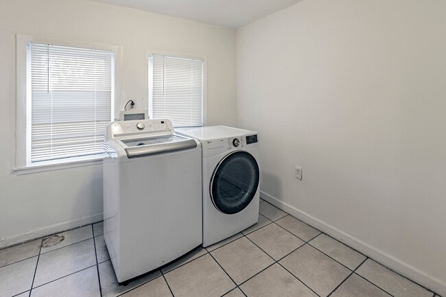 Building Photo - 3 bedroom, 1 bath updated home in The City...