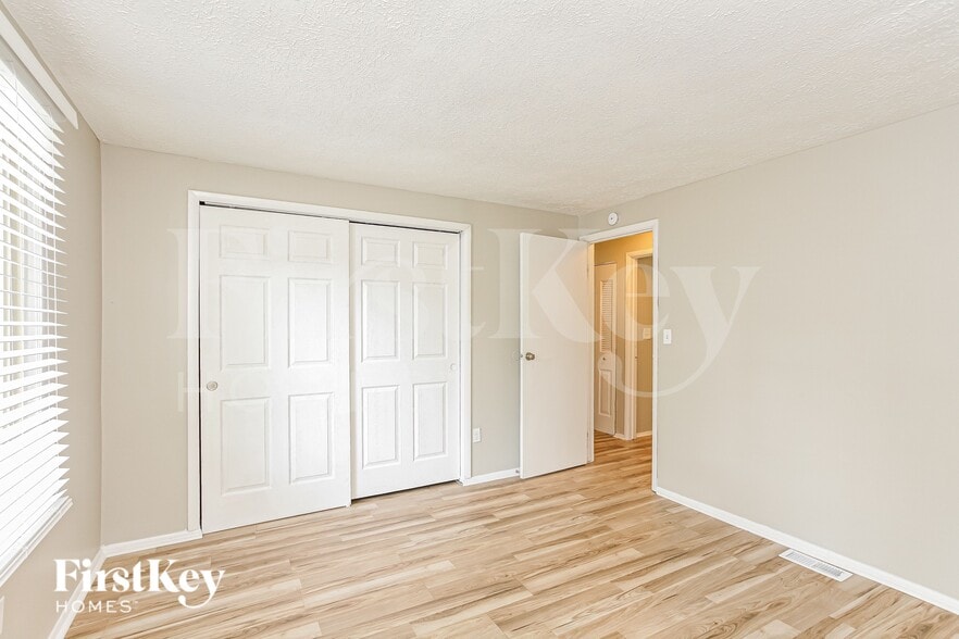 Building Photo - 910 Woodlark Dr