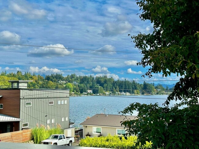 Building Photo - Newly Remodeled Top-Floor Duplex w/ Lake a...