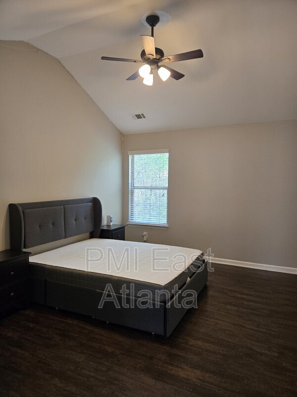 Building Photo - 422 Live Oak Pass