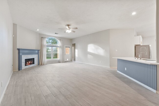 Building Photo - 7039 Fountain Lilly Dr