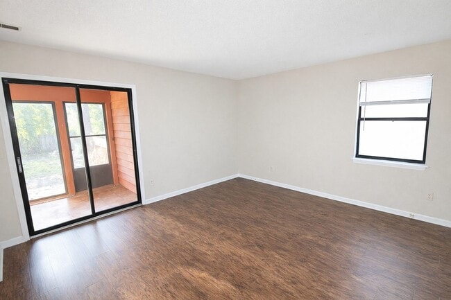 Building Photo - 2 Bedroom Ranch Home W/ Fenced In back yard