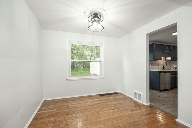 Building Photo - 3 Bed/1.5 Bath Single Family Home!