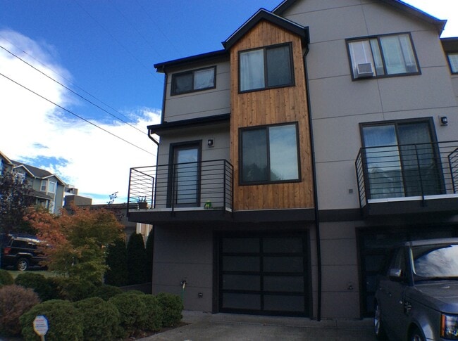 Primary Photo - 3-Bedroom Townhome Near Roosevelt Lightrai...
