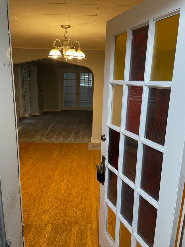 Entry - 2035 S 50th St