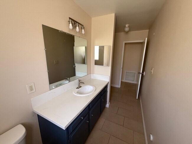 Building Photo - Duplex! 2 bedrooms 2 bathrooms