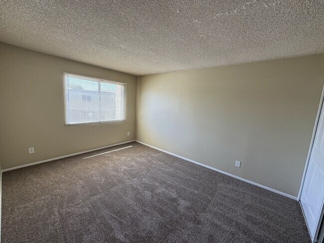 Building Photo - Glendale 2-br Townhome With Carport