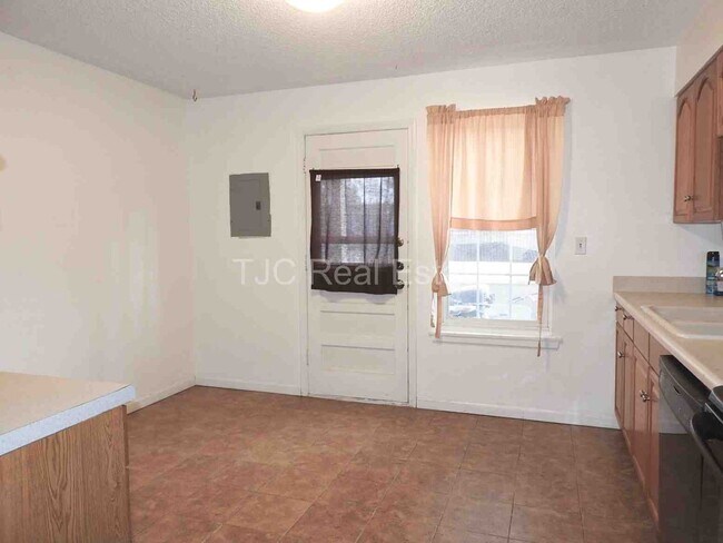 Building Photo - ONE MONTH FREE RENT