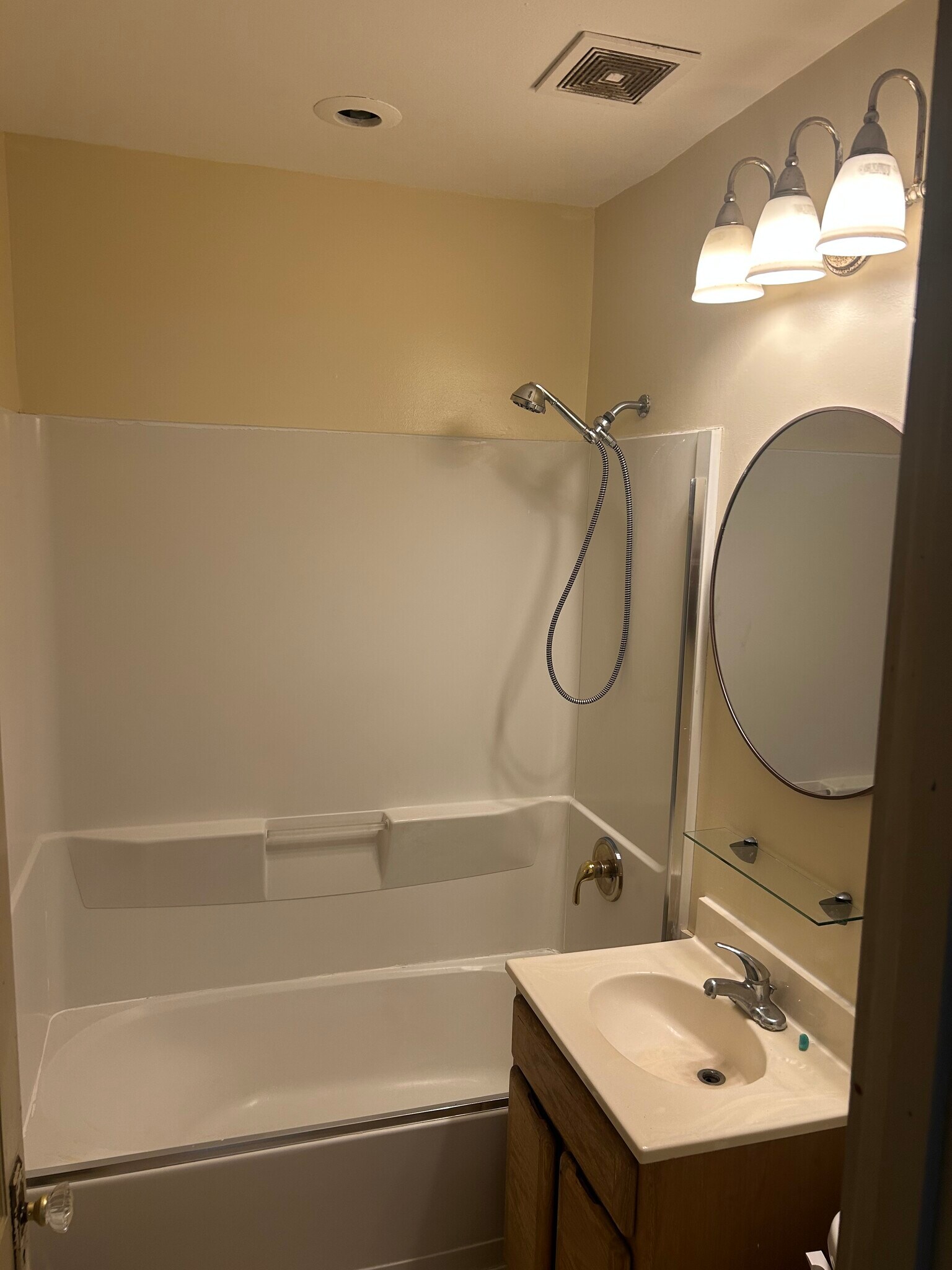 Building Photo - 3041 S Hanson Ave