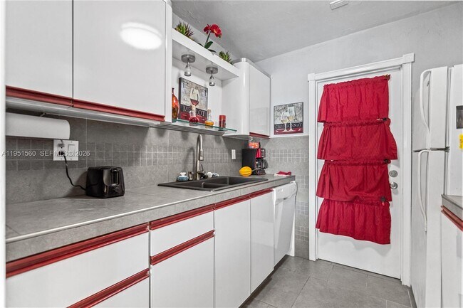 Building Photo - 2200 Diana Dr