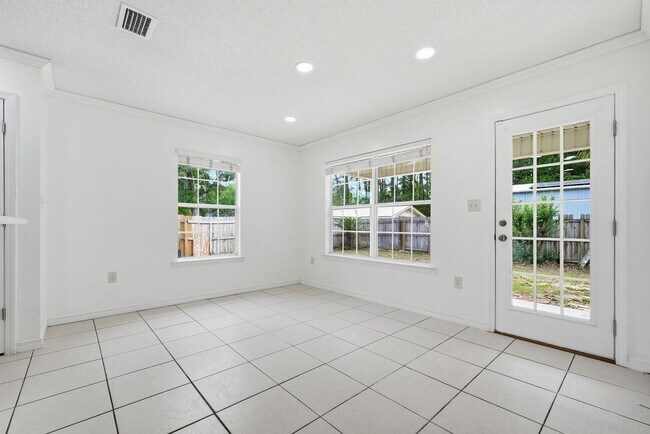 Building Photo - Renovated Home in Niceville!