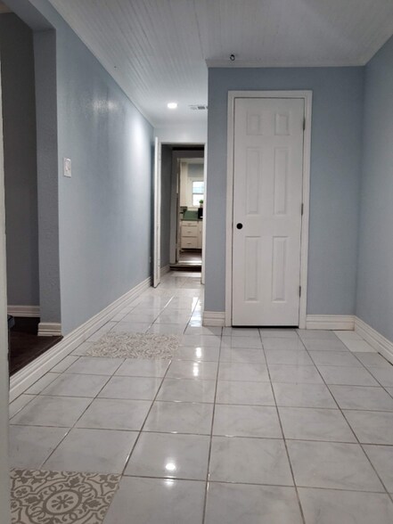 Building Photo - 3325 Tampa St