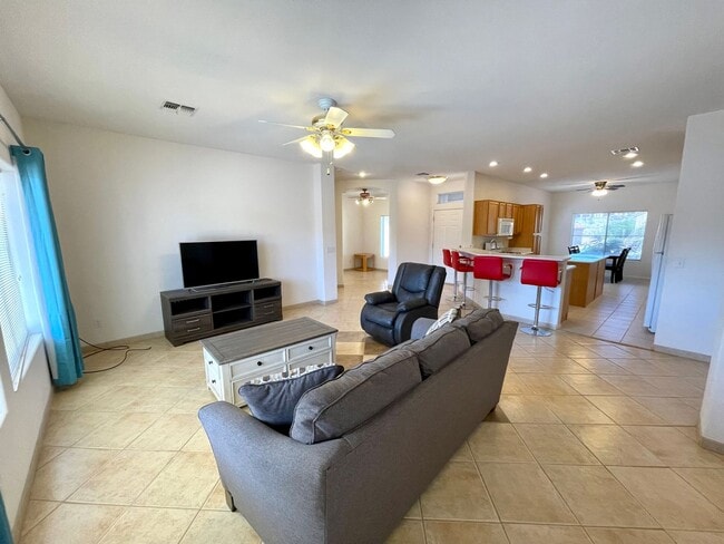 Building Photo - Large 2 Bedroom Home off the Parkway!