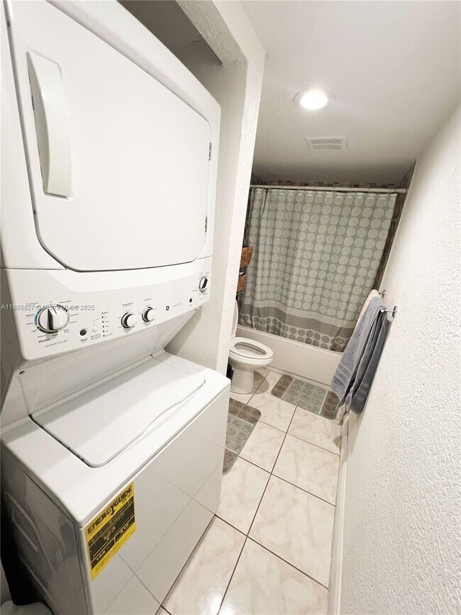 Building Photo - 4160 Inverrary Dr