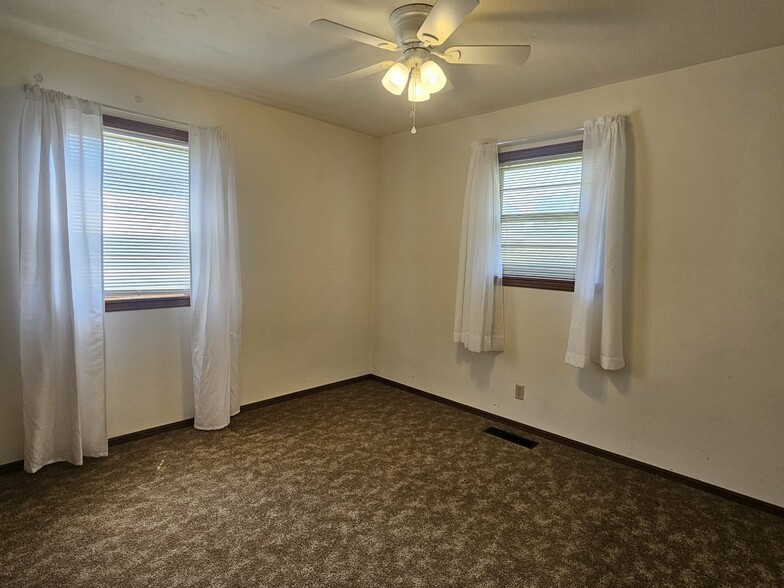 Building Photo - 708 W Hartwood Ave