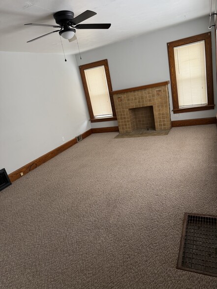 Living room - 531 E 28th St