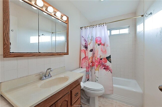 Building Photo - 7 acres with 5 bed, 3 bath less than 25 mi...