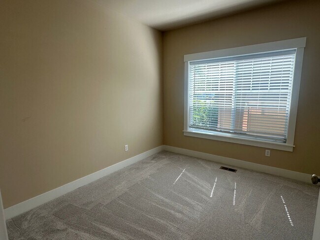 Building Photo - 8862 Ellsworth Ct NE