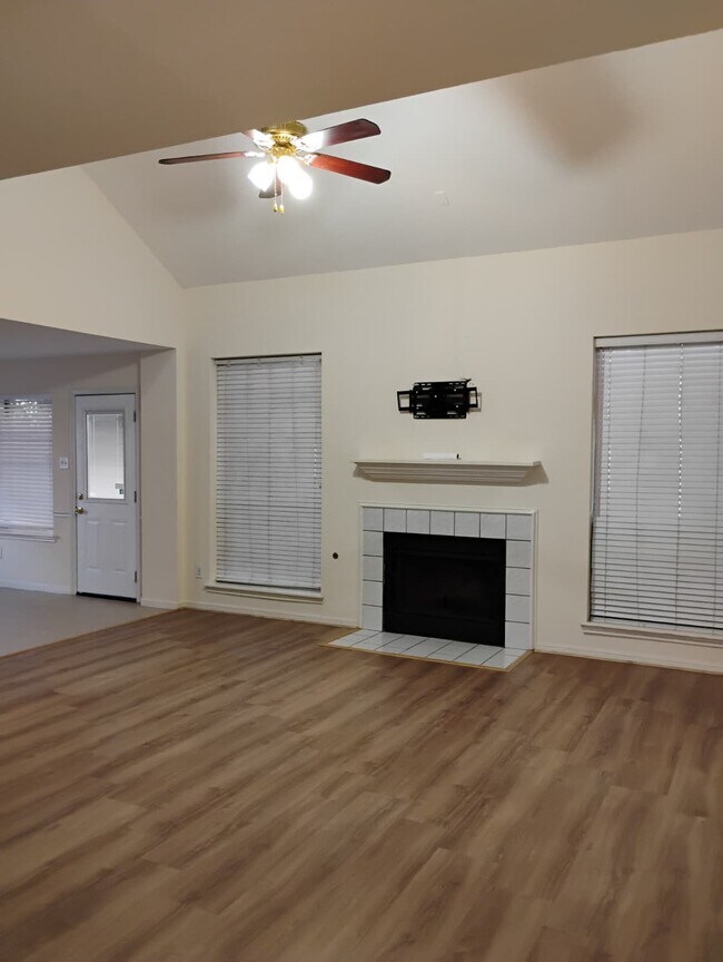 Building Photo - 231 Cedar Elm Ln