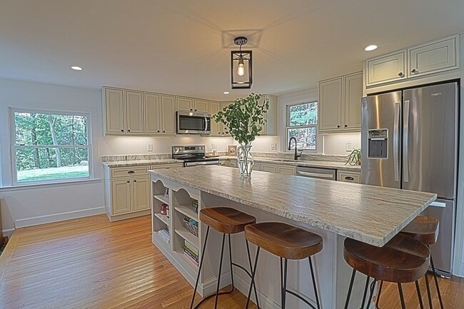 Building Photo - 113 Central St