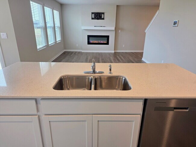 Building Photo - 655 NW Williamsburg Ln