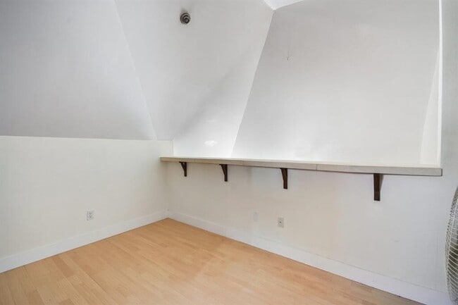 Building Photo - 706 W 22nd St