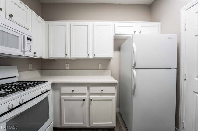 Building Photo - 5855 Valley Dr