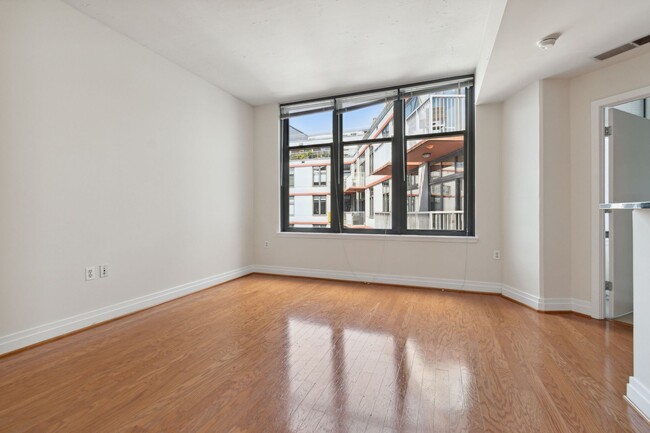 Building Photo - Available Now! // 1 Bedroom 1 Bathroom // ...