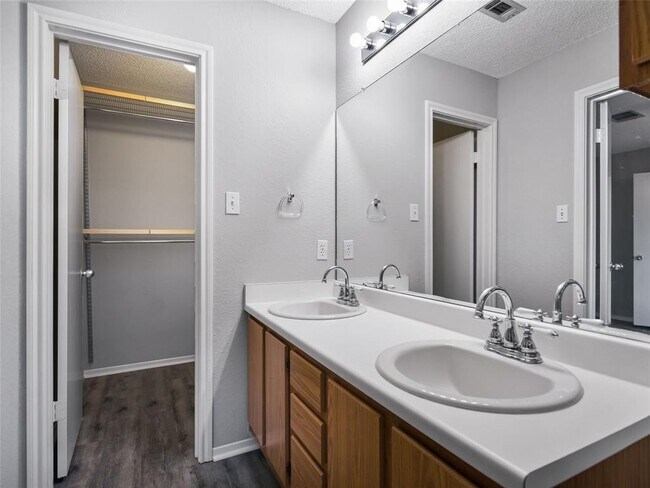 Building Photo - 1411 Hollow Tree Blvd