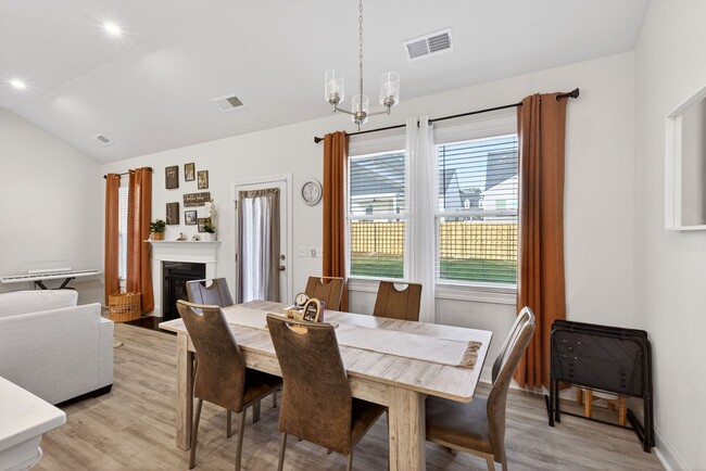 Building Photo - Like New 4BR Ranch with Modern Finishes & Prime Location in Elgin