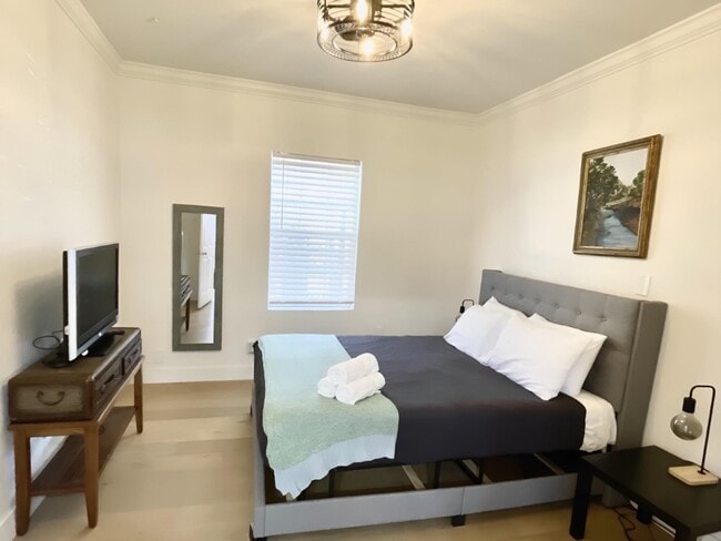 Building Photo - 301 Tabor St