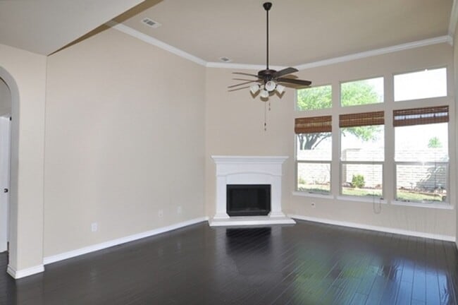 Building Photo - Beautiful 4-2.5-2 with 3 living, 2 dining ...