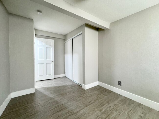 Building Photo - 1724 Izabella Ave