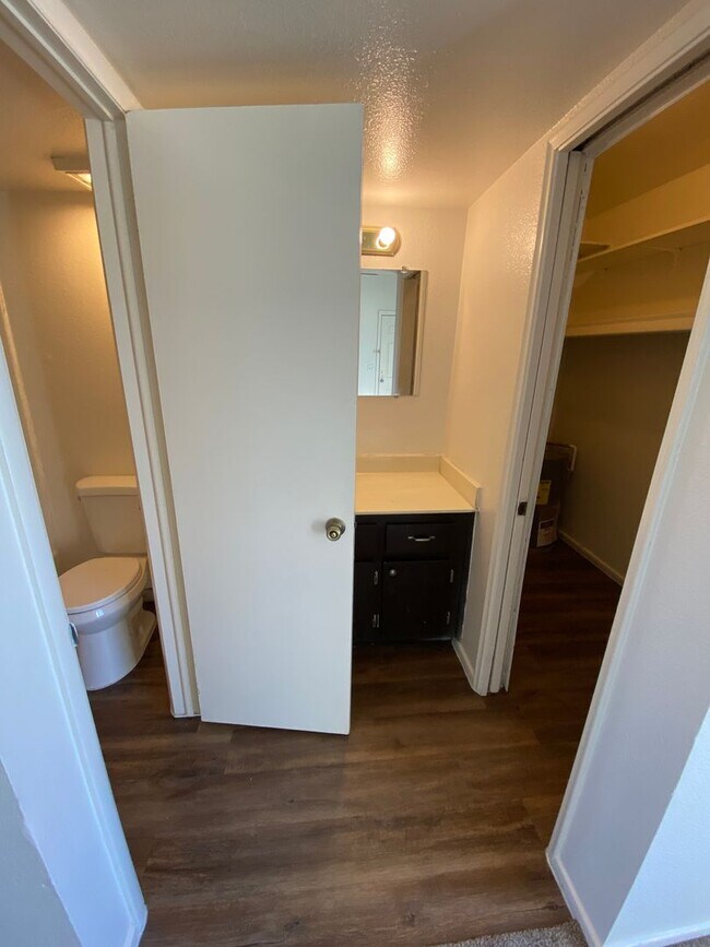 Building Photo - 3 Bedroom 2.5 Townhouse with Brand New Kit...