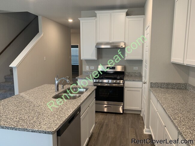 Building Photo - Available Now: 5 bed 3 Full bath