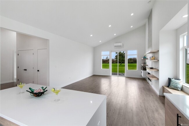 Building Photo - 514 Canal Dr NE