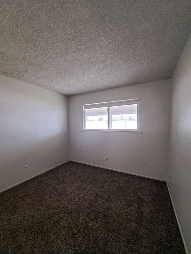 Building Photo - Move In Now & Get Half Off Your First Month’s Rent - Single-Level Clovis Home with 3 Bedrooms, Ya...