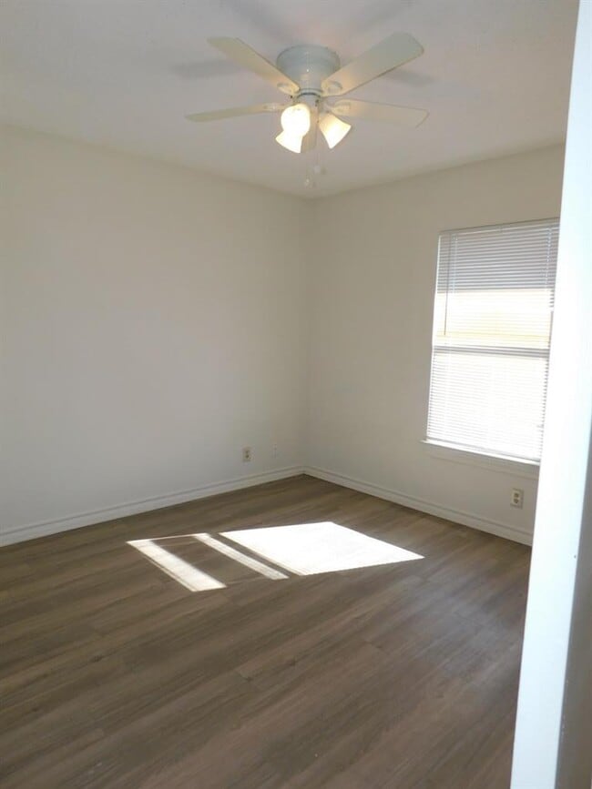 Building Photo - 1002 Southwalk St