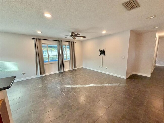 Building Photo - 653 Sherwood Dr