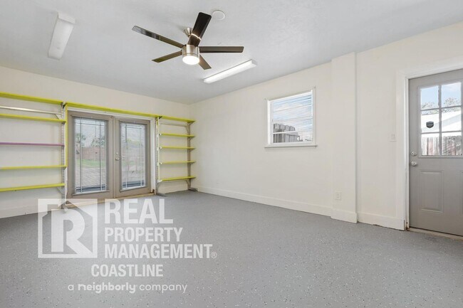 Building Photo - Welcome to Your Venice Oasis!