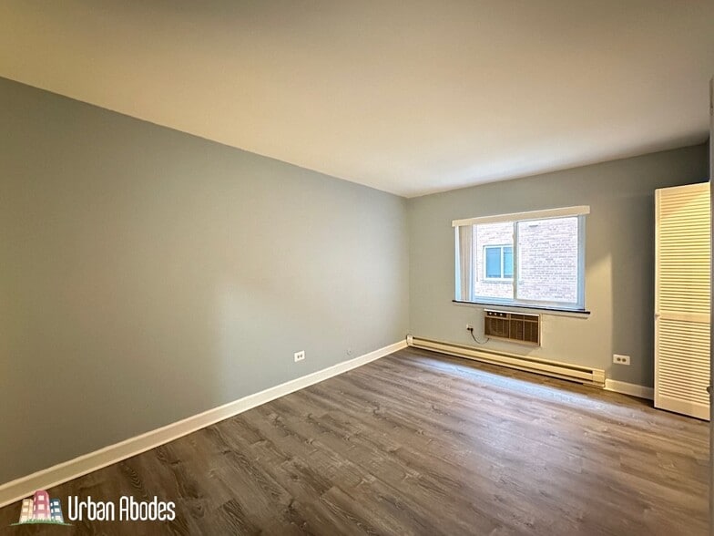 Building Photo - 672 W Sheridan Rd