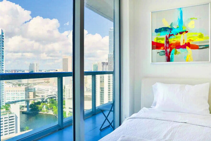 Building Photo - 485 Brickell Ave