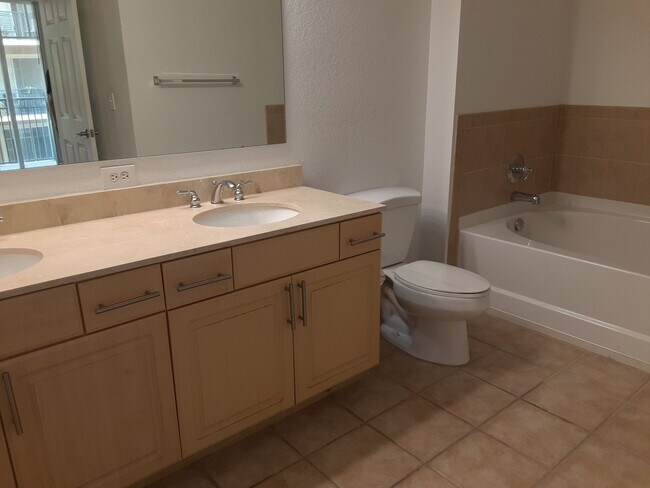 Building Photo - Annual unfurnished 2/2 luxury condo downto...