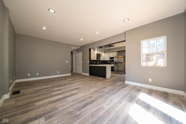 Building Photo - 817 W 5th St