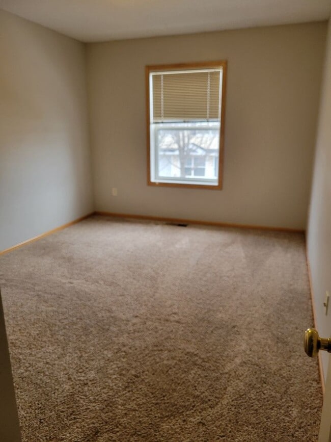 Building Photo - Middle Unit Townhouse