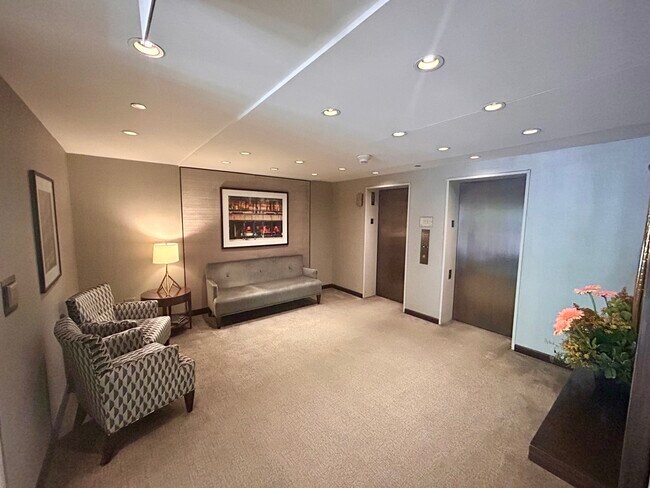 Building Photo - 50 E Bellevue Pl